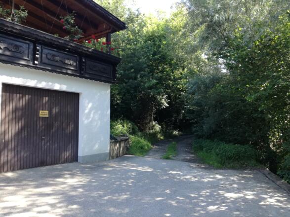 Nach den Siedlungshäusern geht es in den Wald