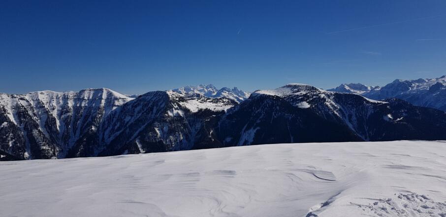 Im Vordergrund der Trattberg hinten lugt der Dachstein heraus.