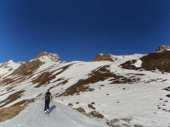 Ab dem Punkt 2.086 m wird es steiler. Der tiefe Einschnitt im Bild ist der Aufstieg "im Blechner". Rechts davon der Aufstieg zum "Mauernleger".