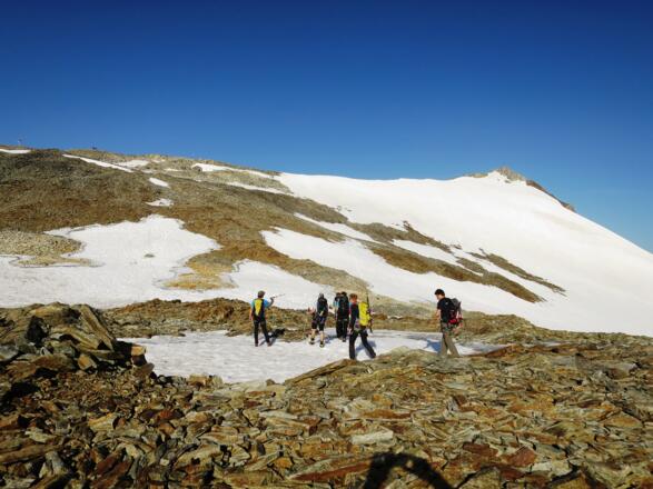 Im Gipfelbereich, links der Signalgipfel. Knapp unterhalb des Grates ist die alte, verfallene Zollhütte (!) erkennbar.