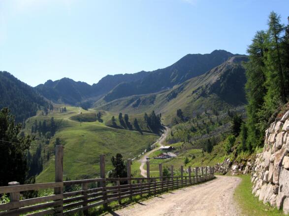 Weiter geht's durch das verlassene Schigebiet Richtung Balbach Sennhütte.