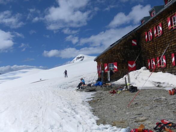 Ankunft an der Oberwalderhütte, dahinter der Vordere Bärenkopf