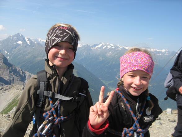 Gipfelglück auf der Serles. Links im Hintergrund der Habicht in den Stubaier Alpen.
