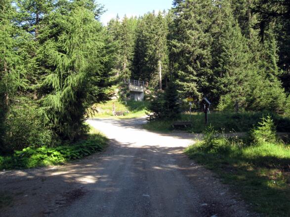 Gemütlich geht es auf der Forstraße aufwärts. Hier vorbei an der Wasserfassung der Gemeinde Fließ.