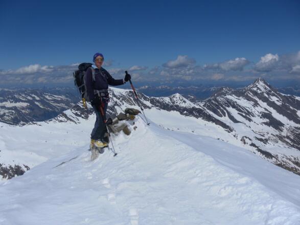 Gipfel des Mittleren Bärenkopfes vor Hocheiser und rechts das Kitzsteinhorn
