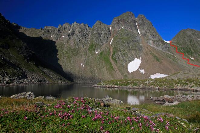 Lungauer Klaffersee, Pöllerhöhe und der Steilhang in die Scharte nordwestl. der Pöllerhöhe (rot: Aufstiegsroute)
