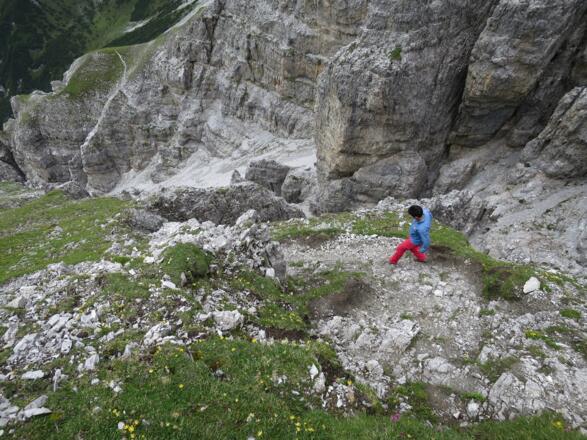 In engen Serpentinen geht es den steilen Südhang abwärts. Unten kann man den Weg erkennen, der dann ...