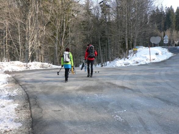 Wenige Schritte an der Bundesstraße bergauf, bis der Weg nach links abzweigt