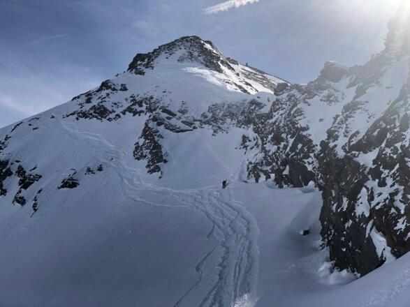 Auf der Nordseite mit Abfahrtsspuren und dem Steig