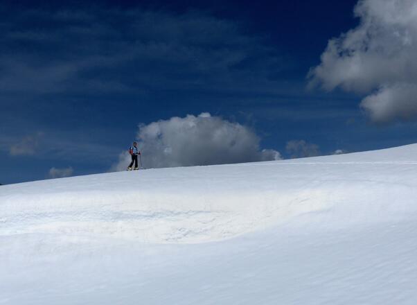 Sonne-Wolken-Schnee