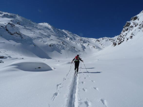 Im Mittelteil des Malgrüblerkars, welches von steilen Bergflanken begrenzt wird.