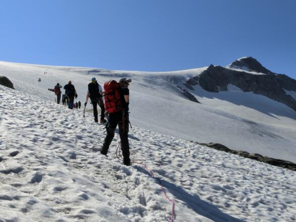 Anstieg über den Gletscher mit Blick zum Schwarzenstein ( rechts oben )