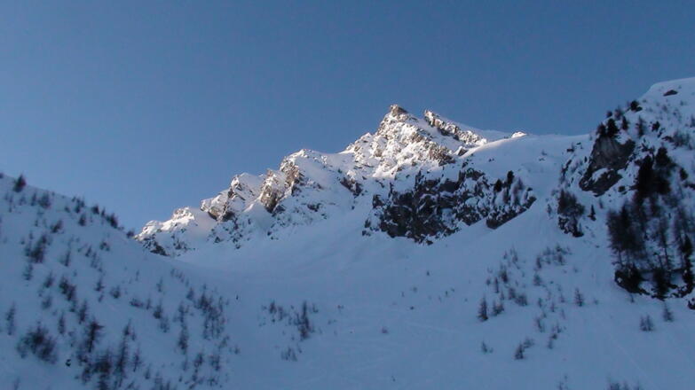Einige Abfahrtsspuren. Aufstieg über den Rücken links im Bild.