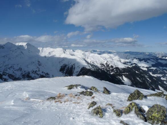 Über die Kitzbüheler Alpen schweift der Blick bis zum Rofangebirge.