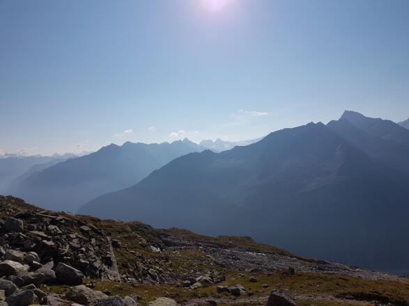 Blick nach Osten in Bergwelt des Berliner Höhenweges