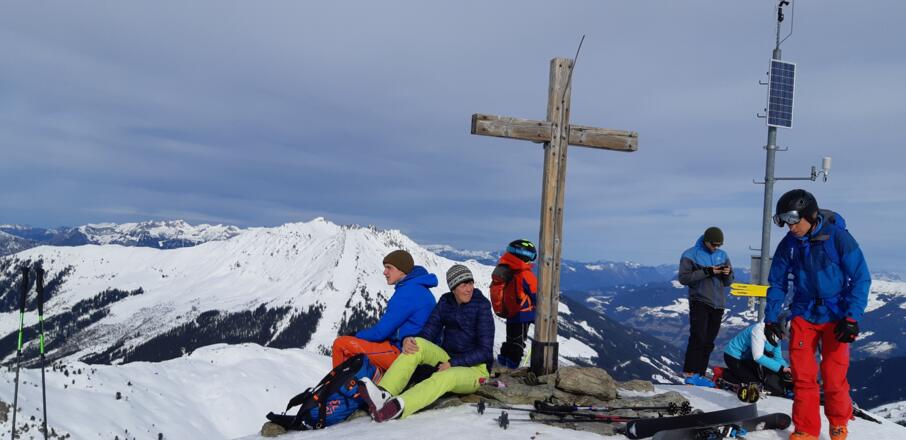 ... Gipfel des Sonntagsköpfls. Hinten das Kellerjoch.