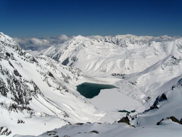 Herrlicher Tiefblick vom Gipfel zum Stausee