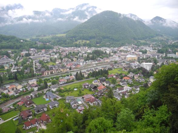 Sogar bei Regenwetter hat man von der Warte am Siriuskogl einen schönen Ausblick auf Bad Ischl.