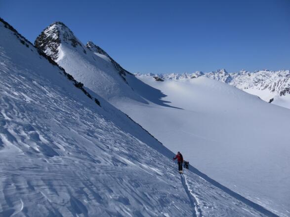 Zuckerhütl und Sulzenauferner aus der steilen Nordflanke des Wilden Pfaff