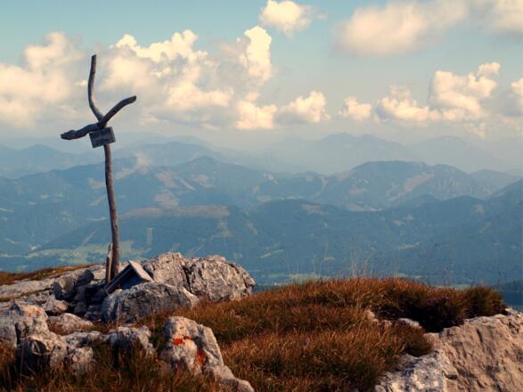 Toter Mann 2137m, Wurzel-Gipfelkreuz