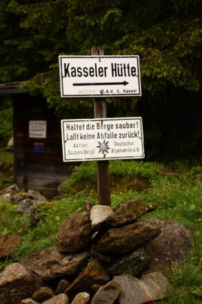Wegweiser an der Materialbahn