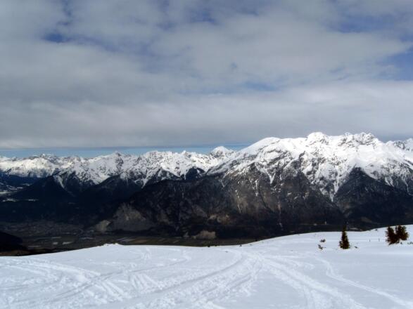 Der direkte Blick nach Norden zeigt die Solsteine und unten die Martinswand.