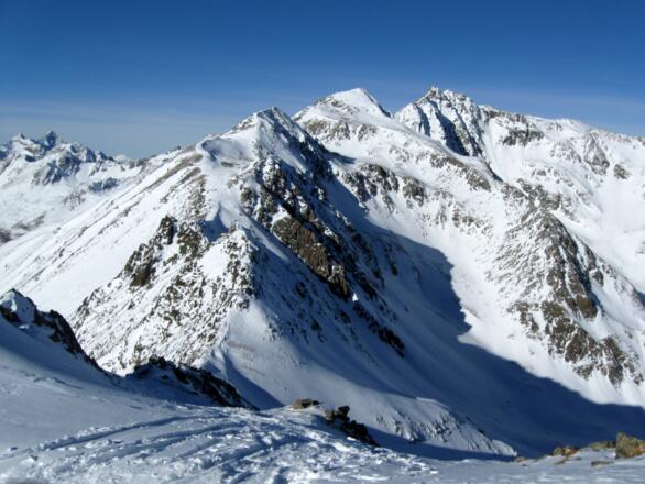 Ausstieg Scharte. Im Hintergrund ein Teil der "großen" Sellrainer Tourenberge: Gleirscher und Zwieselbacher Roßkogel, Rotgruben,- und Haidenspitze, Kraspesspitze,...