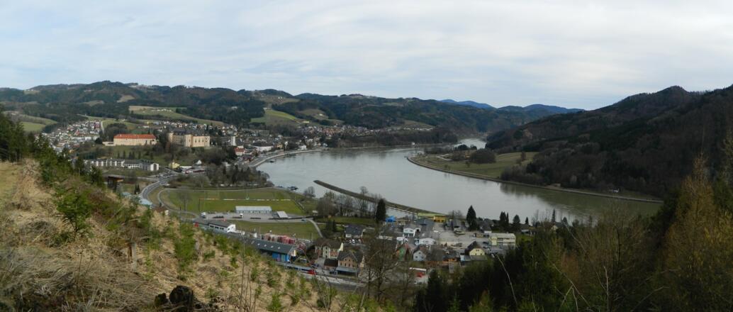 Blick vom Donausteig auf Grein und Strudengau