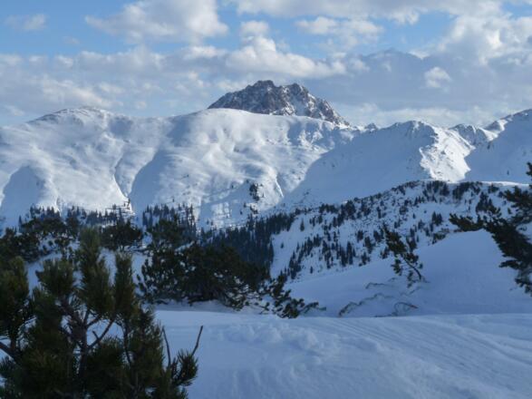 Blick oberhalb vom Schneegrubenschartel auf die sanften Berge des Gr. Tanzkogels und Schwarzkarkogels. Dahinter ragt der Gr. Rettenstein empor.