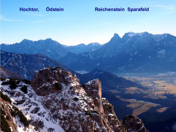 Blick über Hall zu den Gesäusebergen (ca. 1600m).