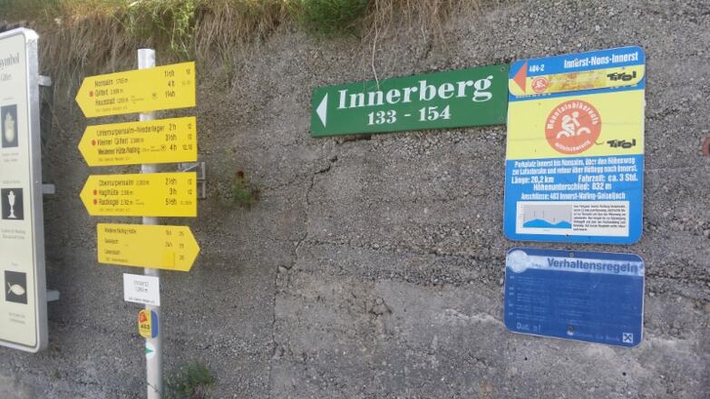Wegtafel mit Daten der Tour am Parkplatz in Innerst