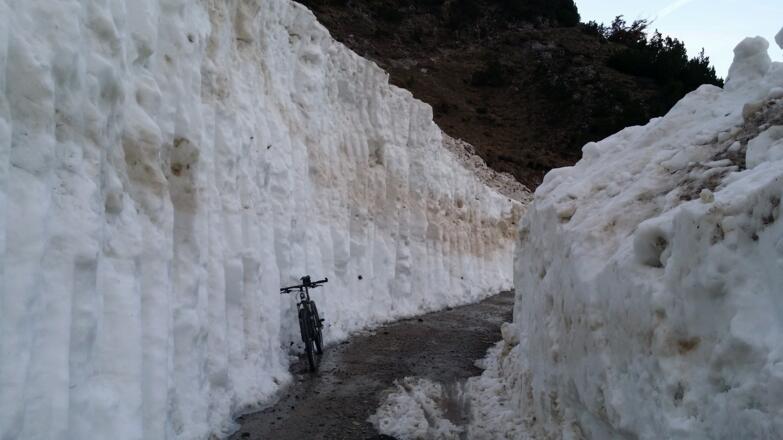 5m Schnee sieht man bei uns halt nur im Frühjahr wenn die halbe Nordkette zusammenrutscht!