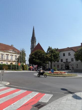 Kreisverkehr vor dem Hauptplatz Steyr und der Stadtpfarrkirche.