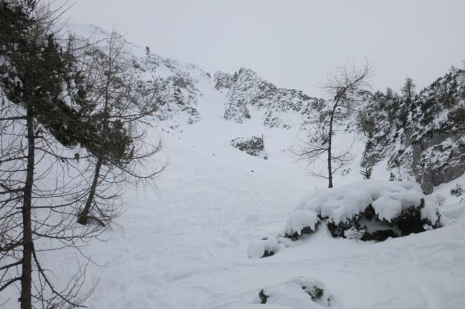Blick hinauf ins Sandkar mit Einfahrtsrinne
