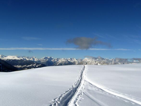 Rückblick über die Aufstiegsroute. Hinten das Inntal mit dem Tschirgantmassiv in der Bildmitte.
