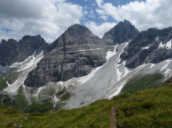 Unnahbar wirkt der Gschnitzer Tribulaun, doch ist dieser recht einfach zu besteigen.