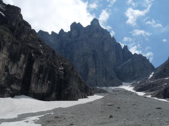 Der Abstieg bzw. Anstieg zur Gargglerin führt unterhalb der mächtigen Nordwand des Pflerscher Tribulaun vorbei.