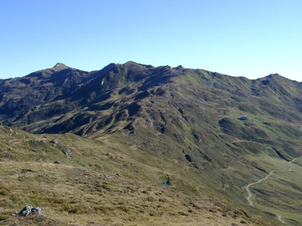 Oberhalb des Sidanjochs Blick zurück zur Rastkogelhütte mit Marchkopf, Kraxentrager und Mitterwandsköpfen (von links)