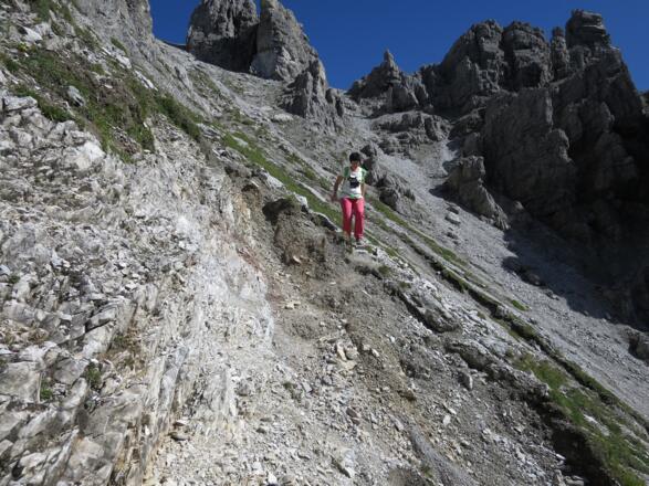 ... ist steil und schottrig, verlangt gutes Schuhwerk und vor allem Trittsicherheit.