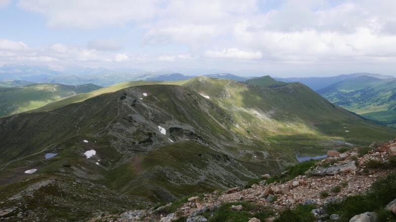 Am Königsstuhl, Blick auf Friesenhöhe, Seenock, Sauereggnock, rechts unten der Rosaninsee