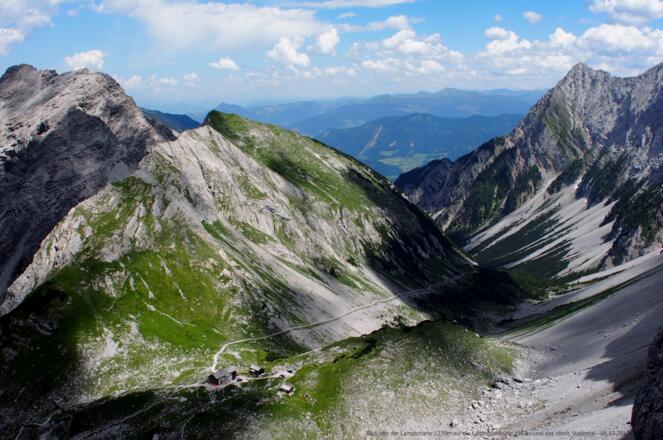Lamsscharte 2270m - Blick auf Lamsjochhütte 1953m und oberes Stallental