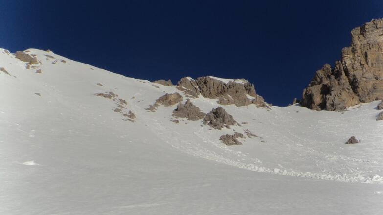 Die Gipfelflanke links ist im oberen Teil ca. 37° steil.