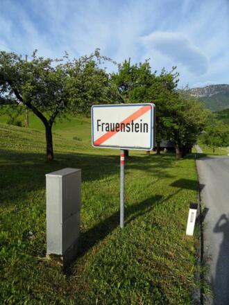 Beim Ortsende ist eine Markierung angebracht.