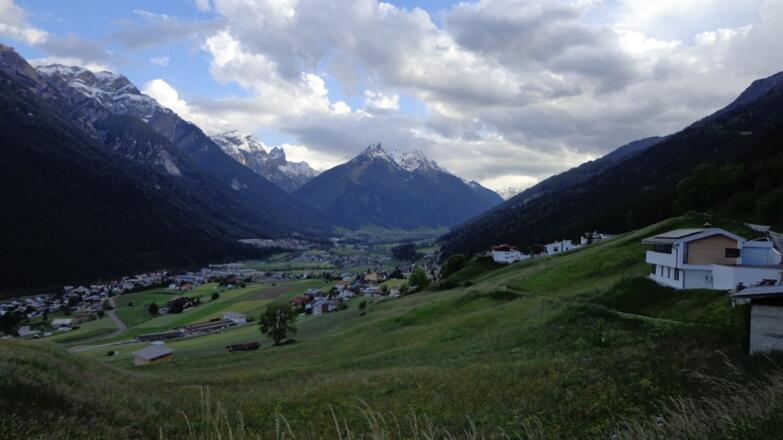 In Bildmitte das Elferschigebiet darunter liegt Neustift. Wir folgen dem Wiesenweg Plöven Gagers.