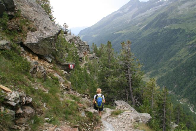 Im Mittelteil bricht das Gelände durchwegs steil hinunter in den Talboden.
