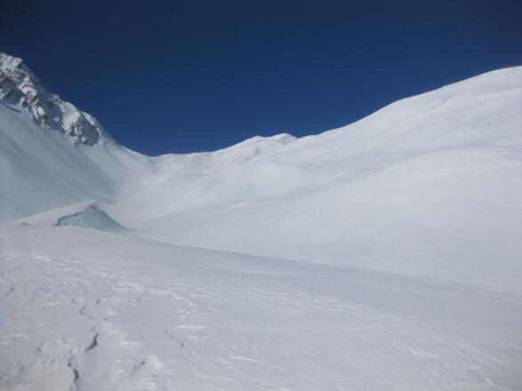 Das erste mal sieht man das Ende des Gartner Tals: das Sommerbergjöchle (2001 m); Die Bleispitze ist rechts davon.