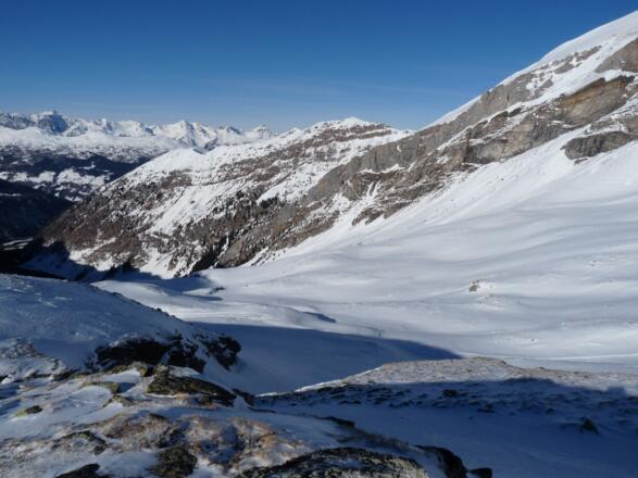 Häufig sind die Rücken abgeweht, dafür bieten die Mulden zumeist herrlichen Pulver.