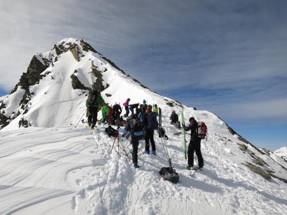 Das Skidepot auf ca. 2940 m. Hinten der Ostgrat zum Gipfel (Wechten!).
