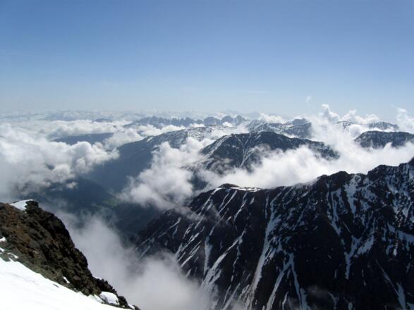 Der Blick schweift zu den Kalkkögeln ....