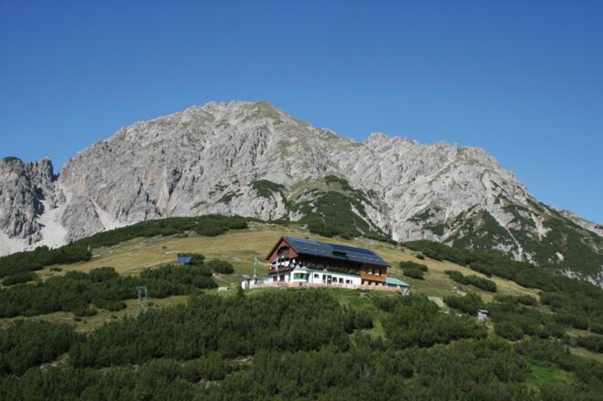 Das Solsteinhaus, mit der Erlspitze im Hintergrund, ist nach ca. 6,5 Stunden von Reith b. Seefeld erreicht.